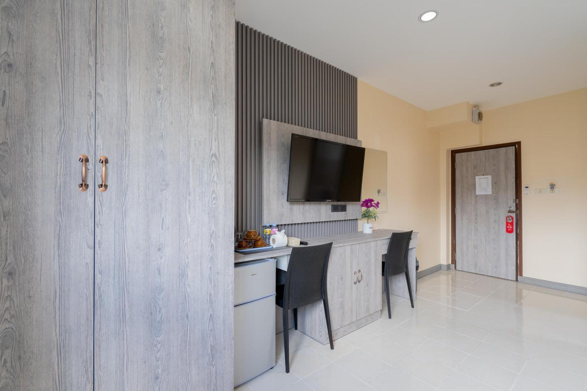 Square One Hotel Patong Экстерьер фото
