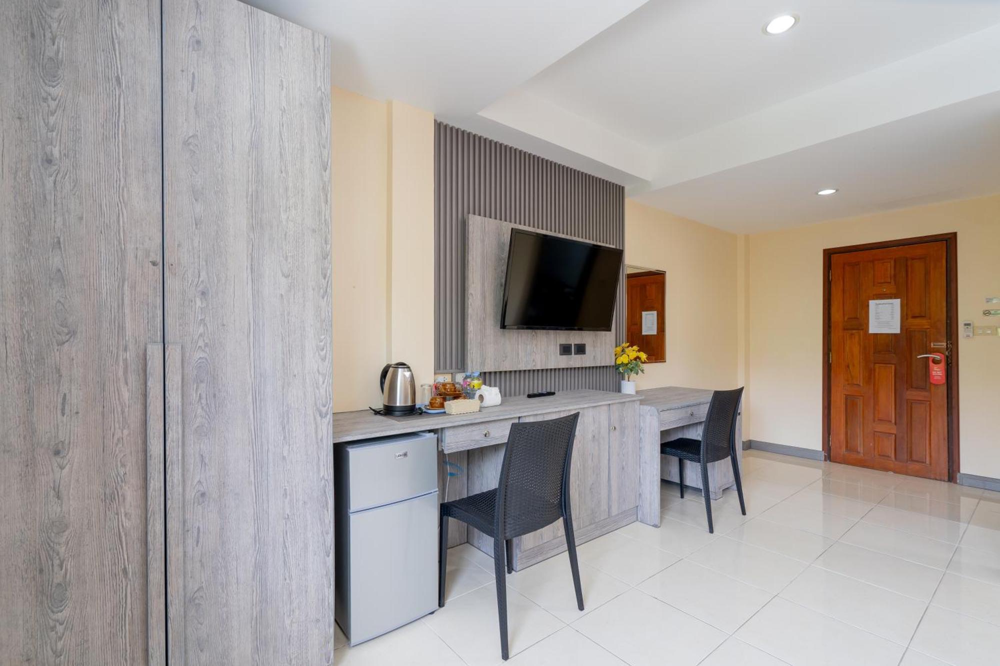 Square One Hotel Patong Экстерьер фото