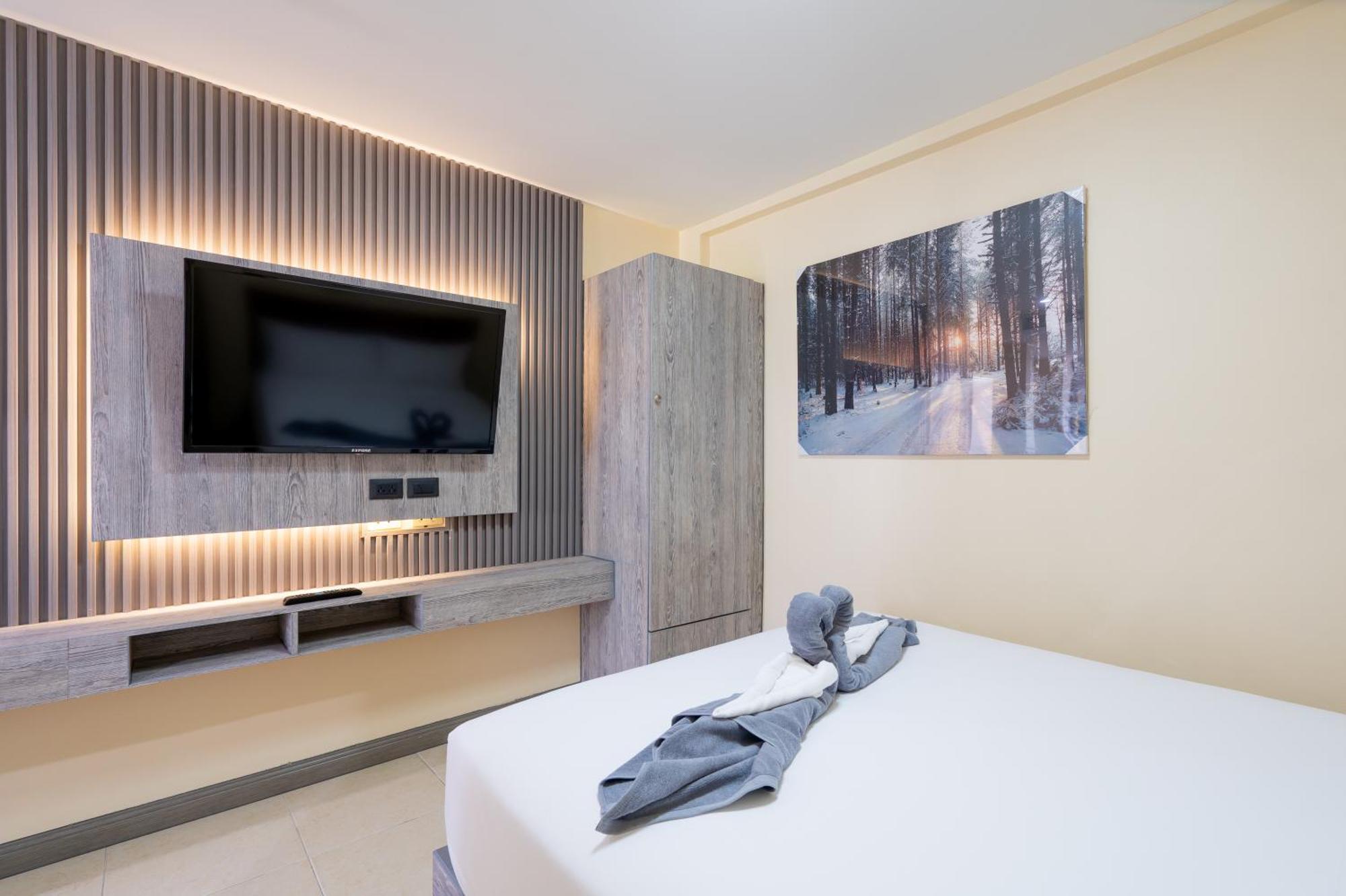 Square One Hotel Patong Экстерьер фото