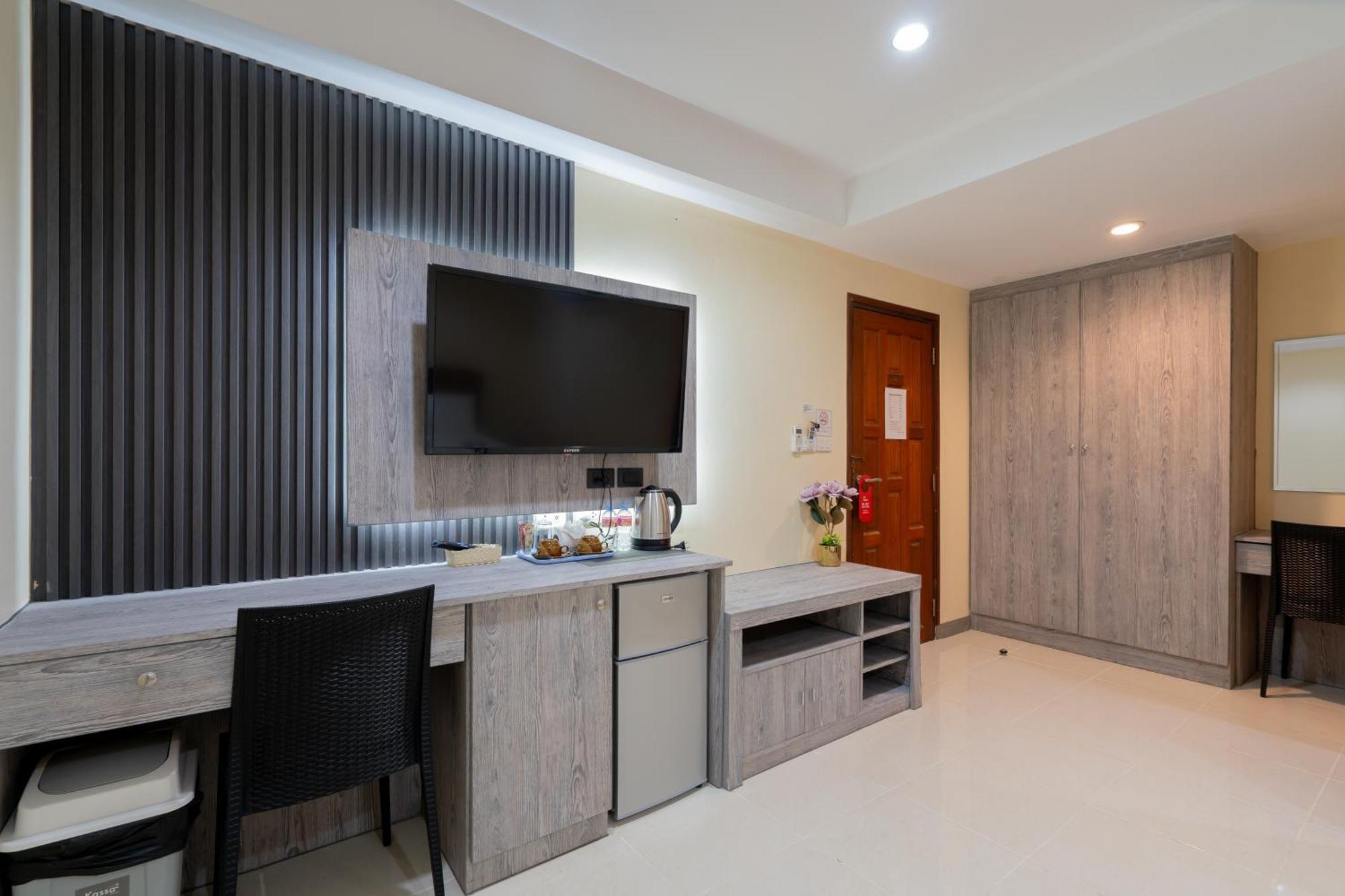 Square One Hotel Patong Экстерьер фото