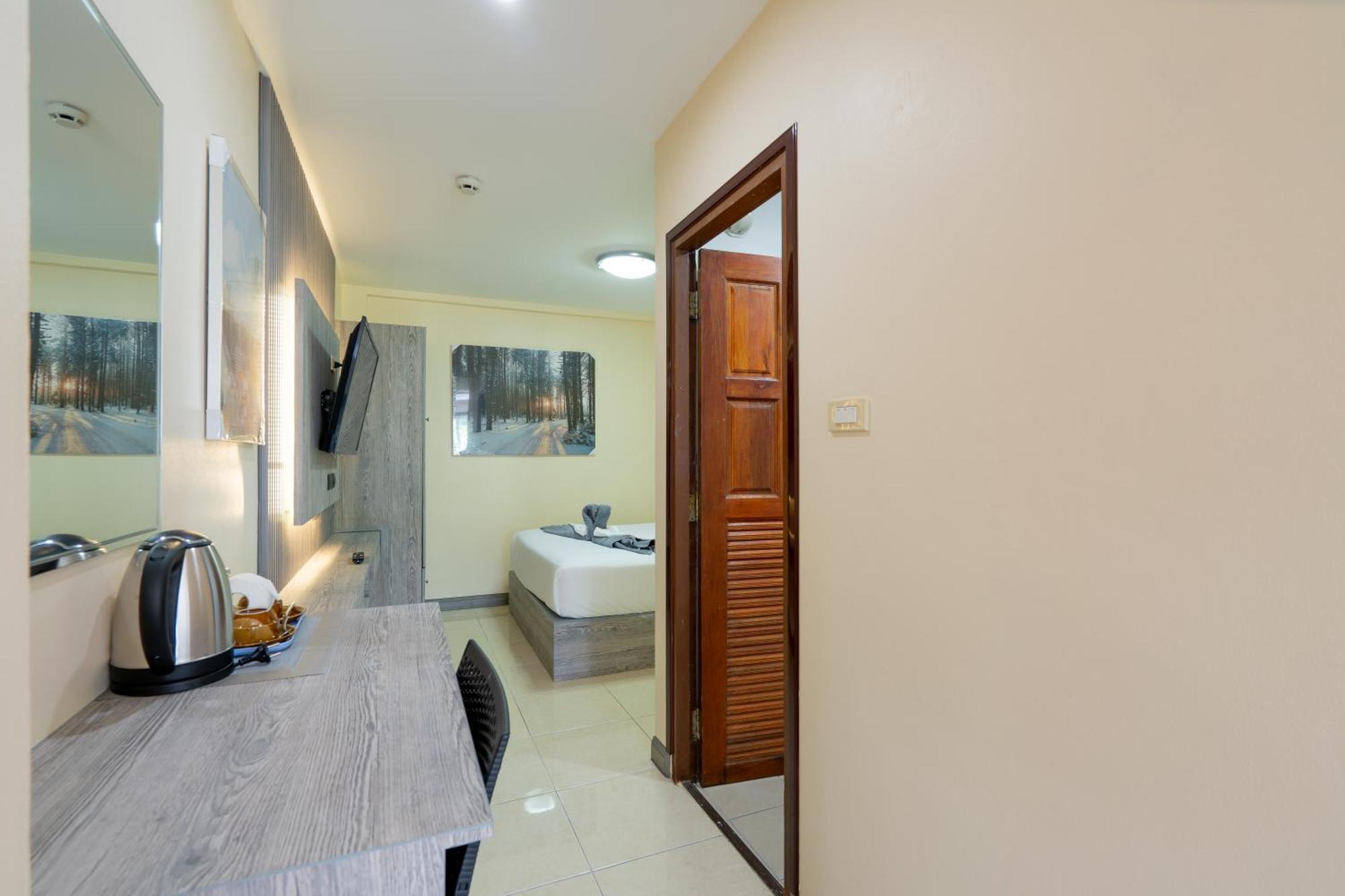 Square One Hotel Patong Экстерьер фото