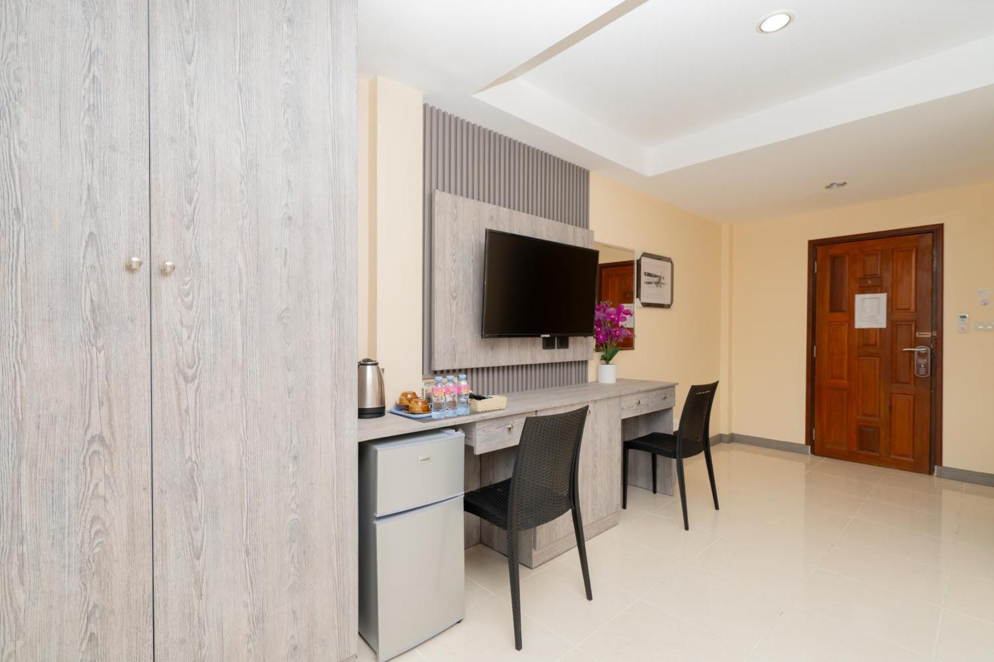 Square One Hotel Patong Экстерьер фото