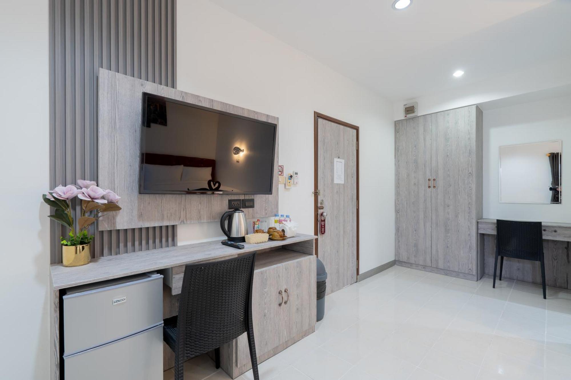 Square One Hotel Patong Экстерьер фото