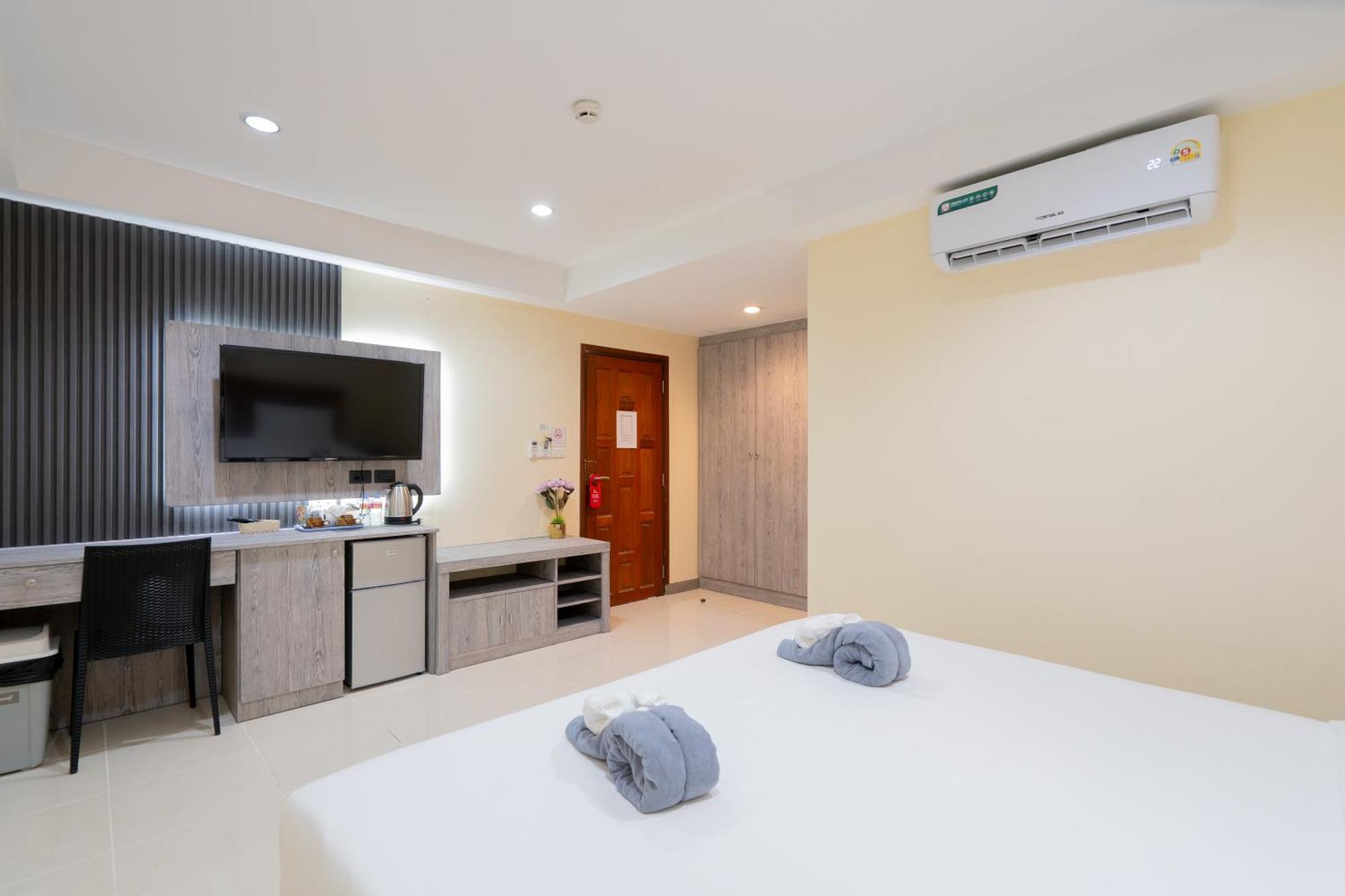 Square One Hotel Patong Экстерьер фото