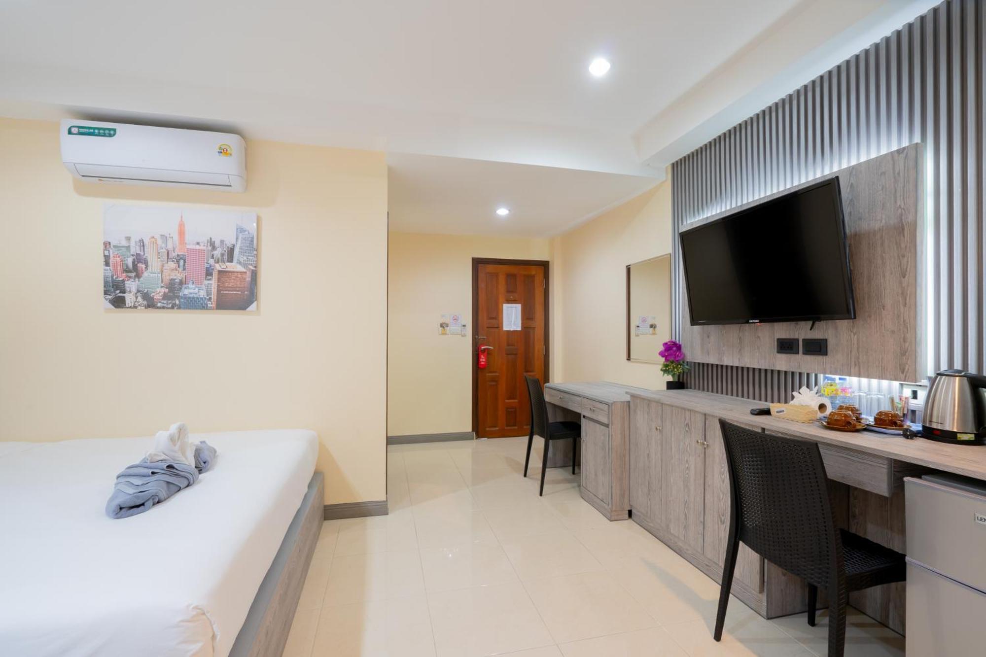 Square One Hotel Patong Экстерьер фото