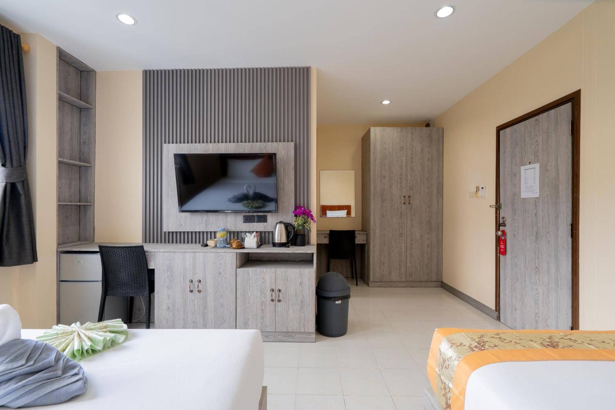 Square One Hotel Patong Экстерьер фото
