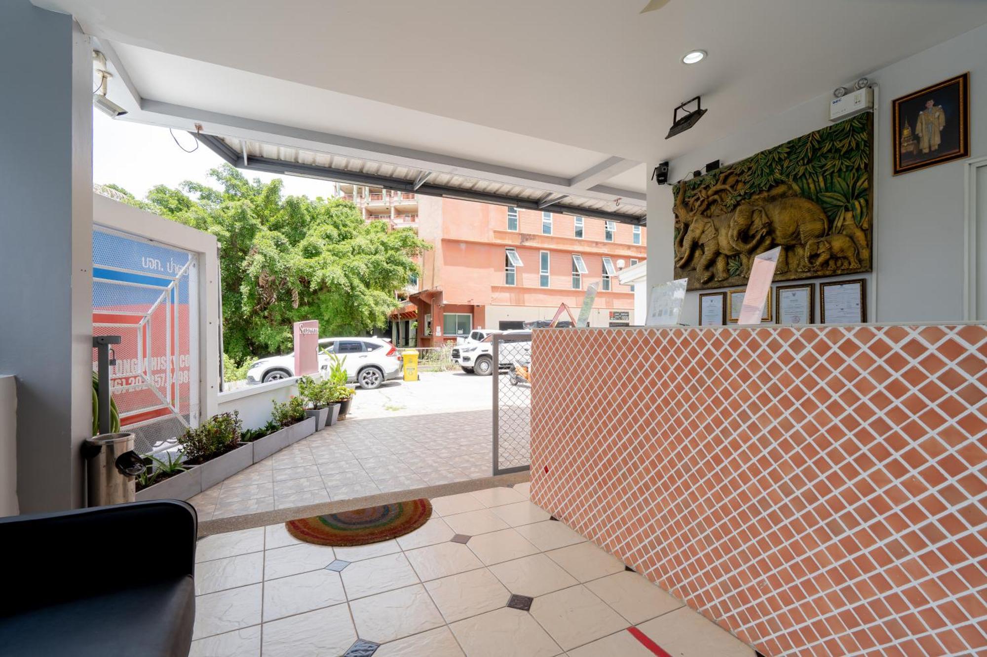 Square One Hotel Patong Экстерьер фото