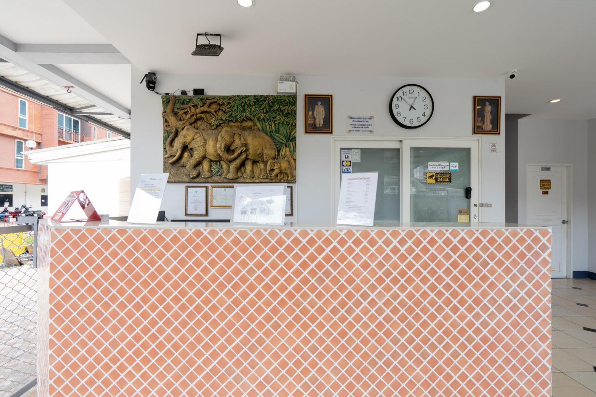 Square One Hotel Patong Экстерьер фото