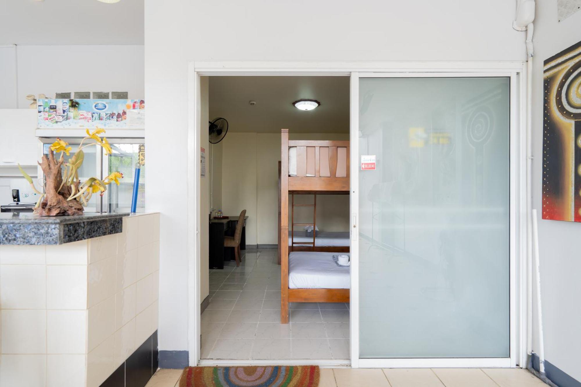 Square One Hotel Patong Экстерьер фото