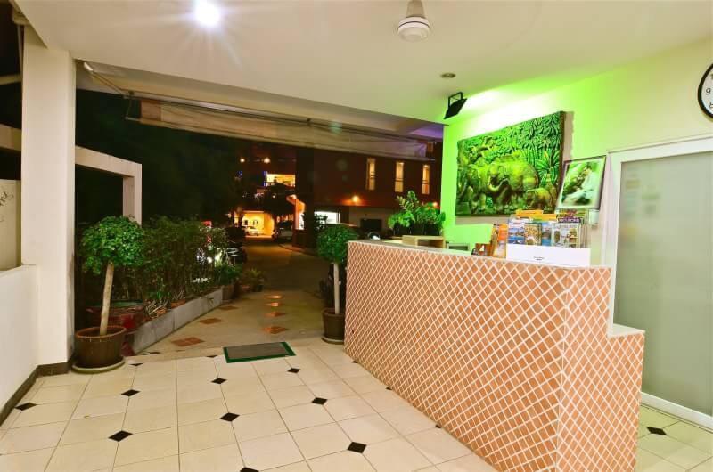 Square One Hotel Patong Экстерьер фото