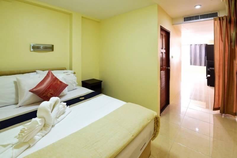Square One Hotel Patong Экстерьер фото