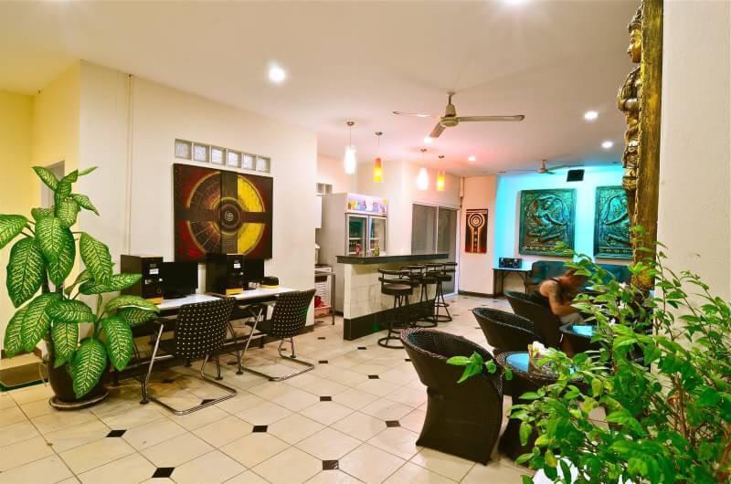 Square One Hotel Patong Экстерьер фото